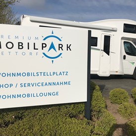 Wohnmobilstellplatz: Einfahrt zum Stellplatz - Premium Mobilpark Gettorf 