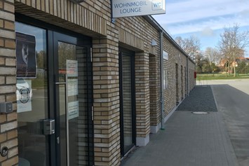 Wohnmobilstellplatz: Camping-Profi Zubehör Shop und Wohnmobil Lounge mit WC und Waschräumen - Premium Mobilpark Gettorf 