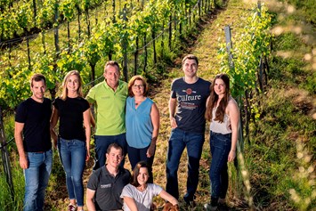 Wohnmobilstellplatz: Familie Nastl betreibt Weinbau in seit 1656 und führt einen gemütlichen Heurigen! - Weingut Nastl