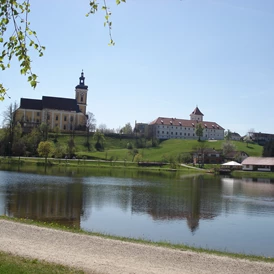 Wohnmobilstellplatz: Badesee Waldhausen mit Stiftskirche - Parkplatz Badesee