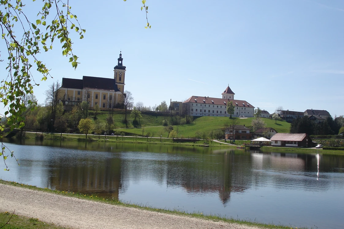 Wohnmobilstellplatz: Badesee Waldhausen mit Stiftskirche - Parkplatz Badesee