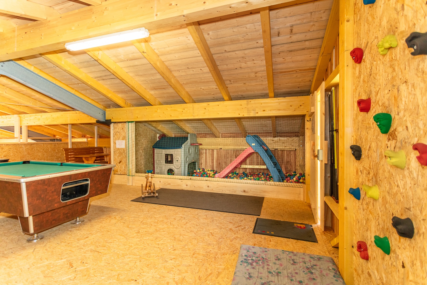 Wohnmobilstellplatz: Spielscheune mit Bällebad & Kletterwand - Bergbauernhof Familienparadies Oberhasenberghof