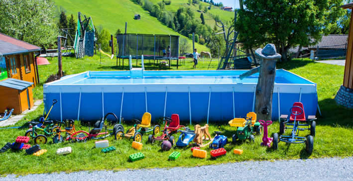 Wohnmobilstellplatz: Pool, Kinderfahrzeuge, Trampolin und Spielsachen stehen unseren Gästen zur freien Verfügung. - Bergbauernhof Familienparadies Oberhasenberghof