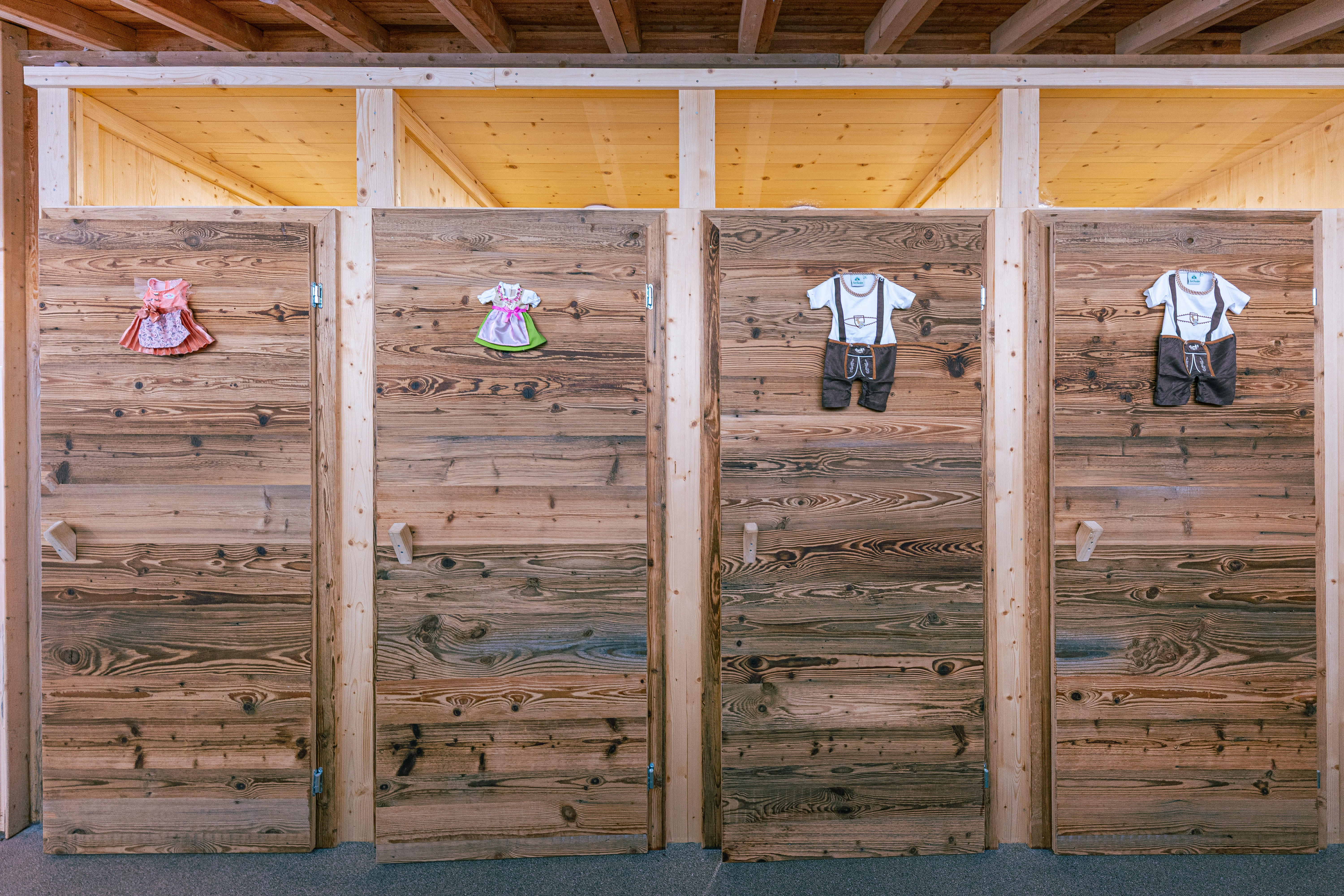 Wohnmobilstellplatz: Damen & Herren Toiletten - Bergbauernhof Familienparadies Oberhasenberghof