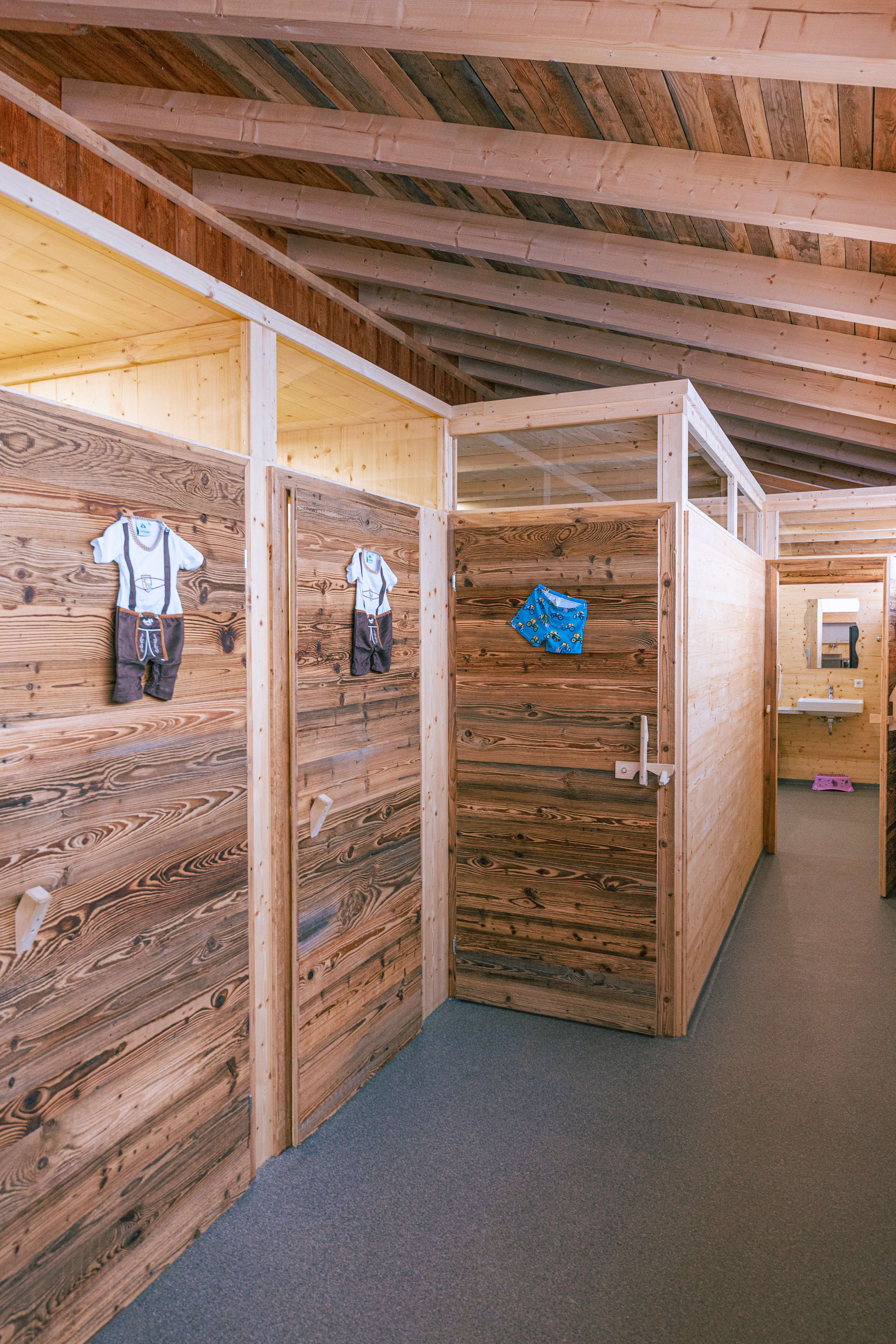 Wohnmobilstellplatz: Sanitärbereich - Toiletten & Duschen - Bergbauernhof Familienparadies Oberhasenberghof