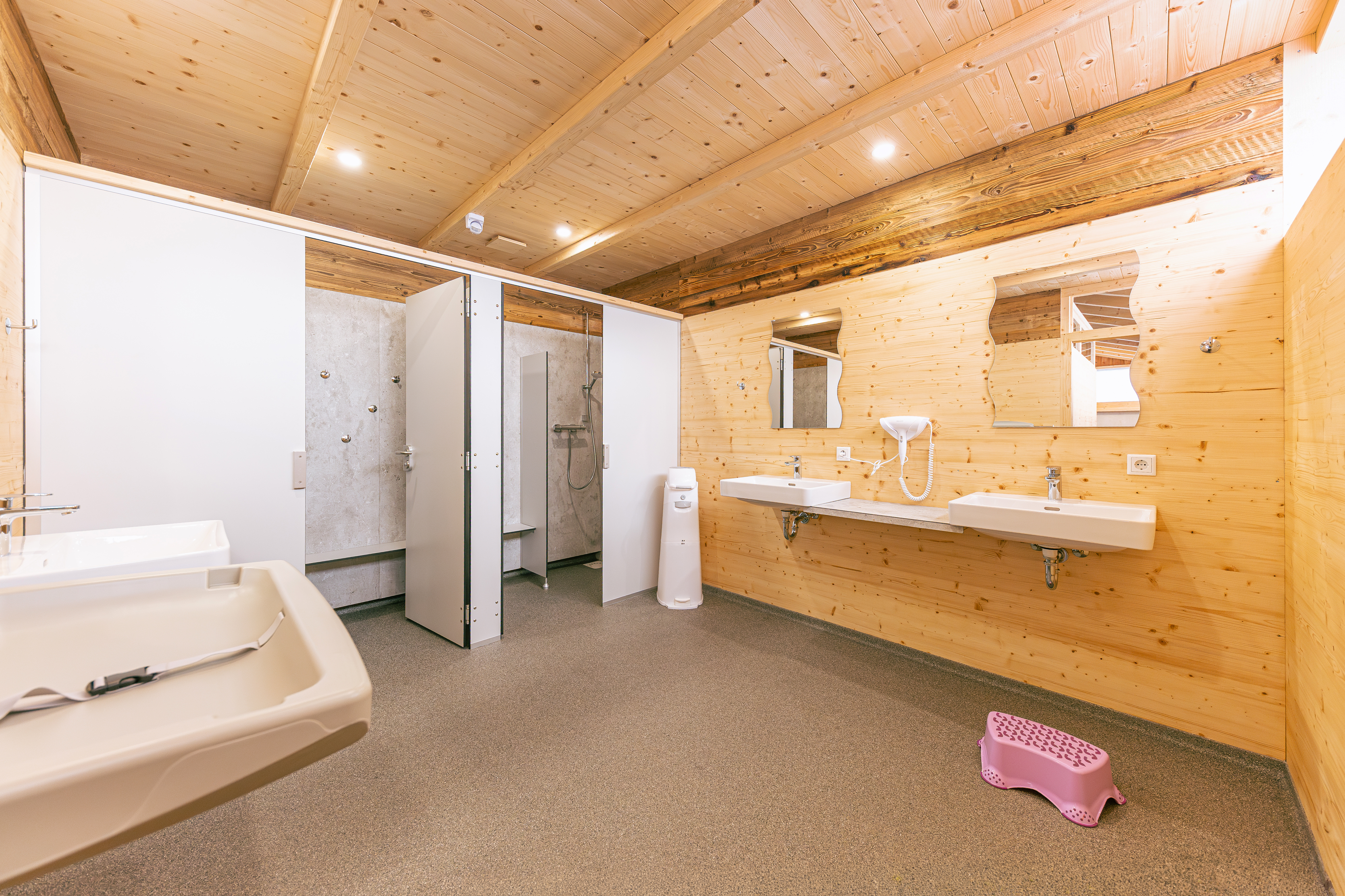 Area sosta per camper - Salisburgo - Damen Sanitärbereich mit 2 Duschen, 3 Waschbecken & Wickeltisch - Bergbauernhof Familienparadies Oberhasenberghof