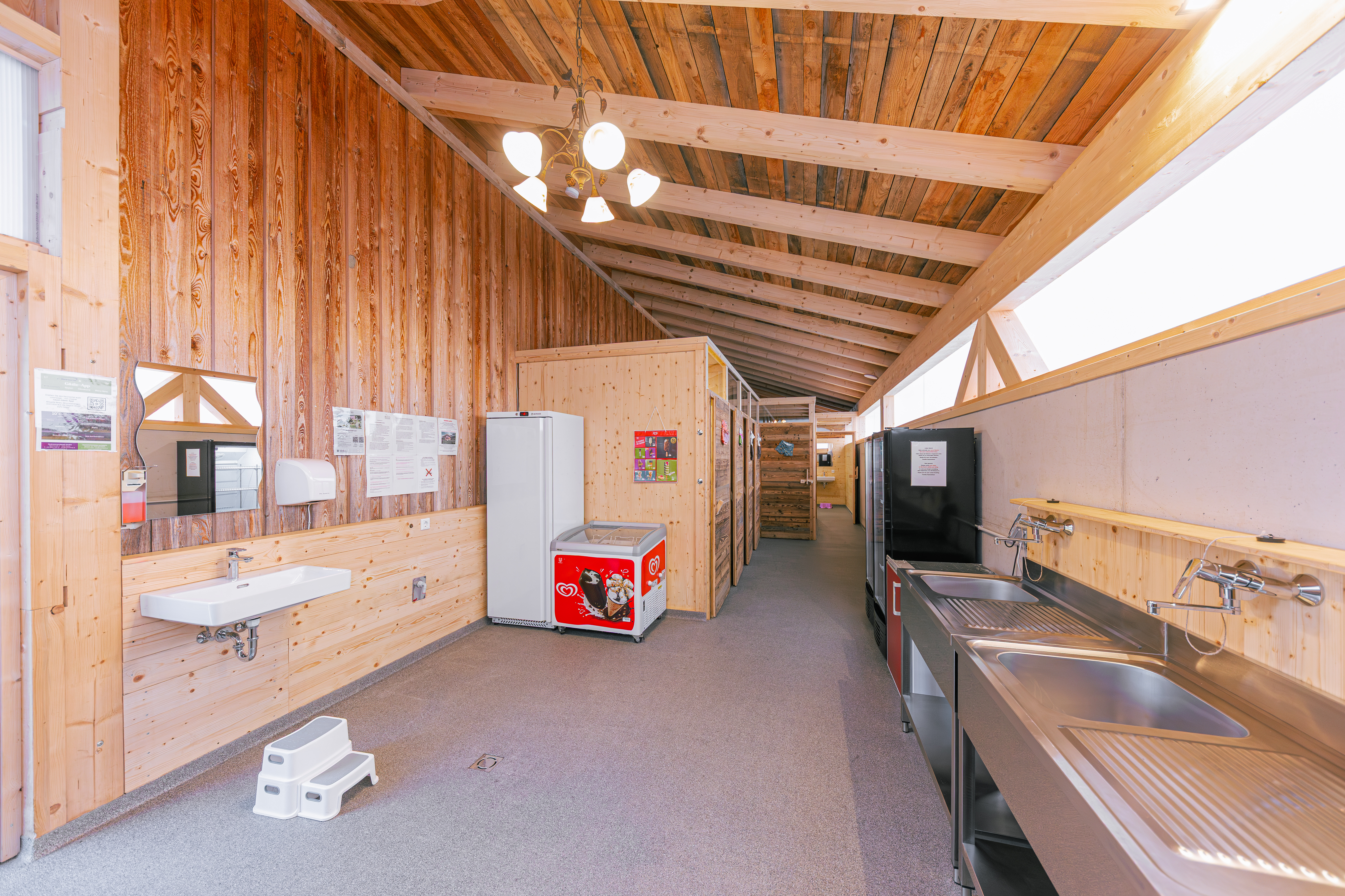 Wohnmobilstellplatz: Spülen & Sanitärbereich - Bergbauernhof Familienparadies Oberhasenberghof