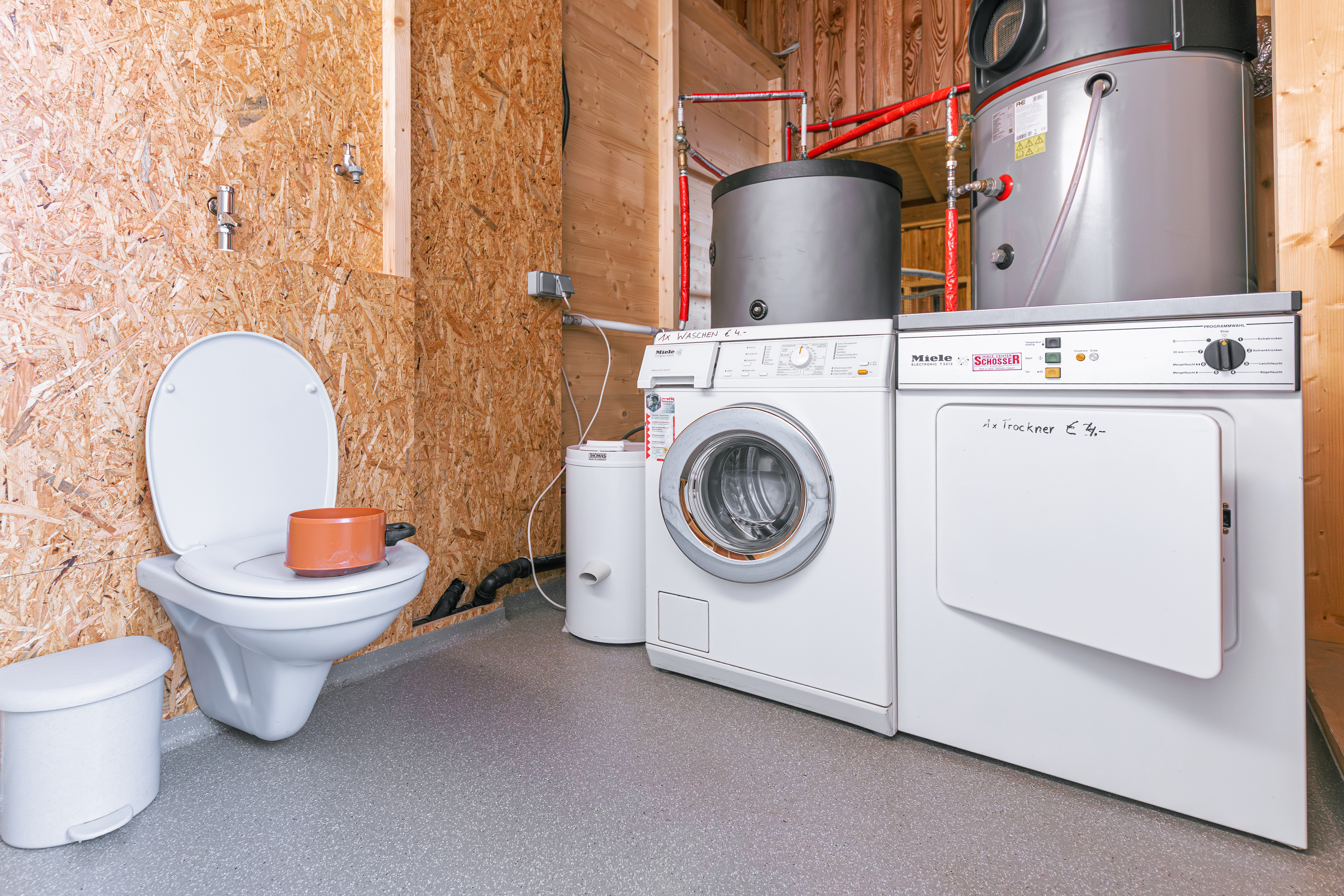 Wohnmobilstellplatz: Waschmaschine & Trockner (Euro 4,00 pro Nutzung), sowie Kassettentoilette- & Grauwasser-Entleerung - Bergbauernhof Familienparadies Oberhasenberghof
