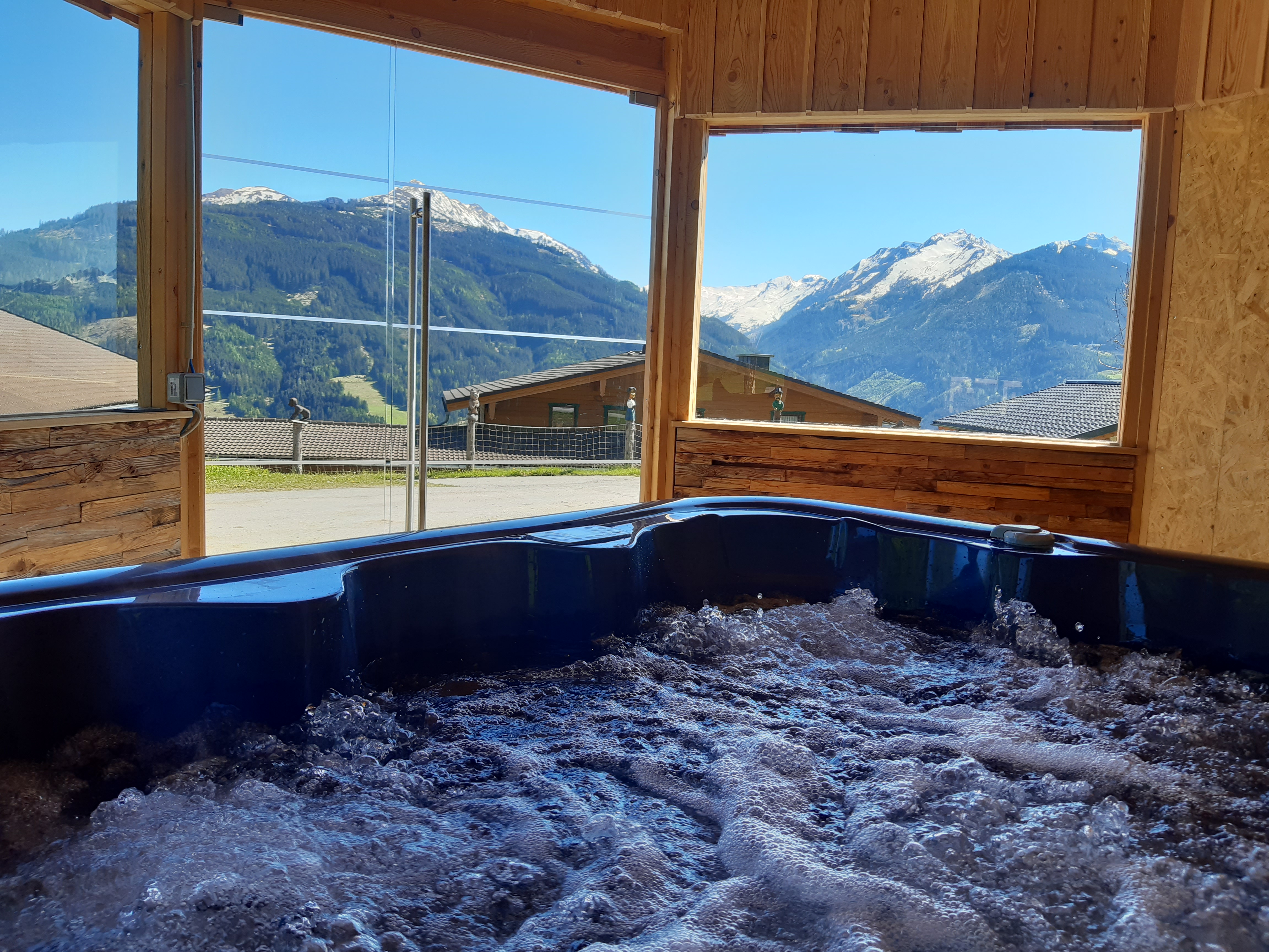 Wohnmobilstellplatz: Whirlpool täglich von 16 - 20 Uhr im Preis inklusive - Bergbauernhof Familienparadies Oberhasenberghof