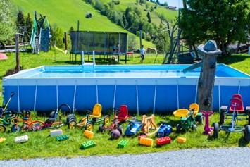 Wohnmobilstellplatz: Pool, Kinderfahrzeuge, Trampolin und Spielsachen stehen unseren Gästen zur freien Verfügung. - Kinderbauernhof Oberhasenberghof