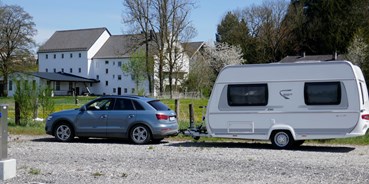 Reisemobilstellplatz - Wohnwagen erlaubt - Erding - Blick vom Platz auf historische Mühle - Reisemobilstellplatz Velden