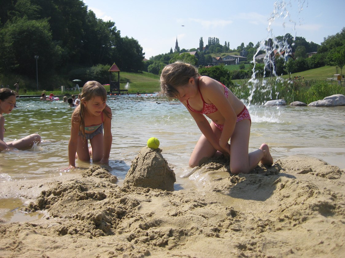 Wohnmobilstellplatz: Es gibt auch einen Sandstrand beim Naturschwimmbad - Stellplatz am Naturschwimmbad Jagerberg