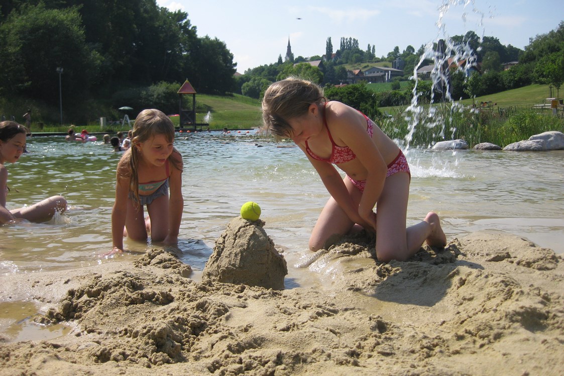 Wohnmobilstellplatz: Es gibt auch einen Sandstrand beim Naturschwimmbad - Stellplatz am Naturschwimmbad Jagerberg