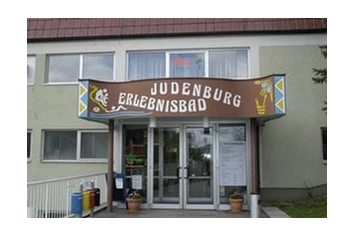 Wohnmobilstellplatz: Eingangsbereich Erlebnisbad Judenburg - Wohnmobil-Stellplatz beim Erlebnisbad Judenburg