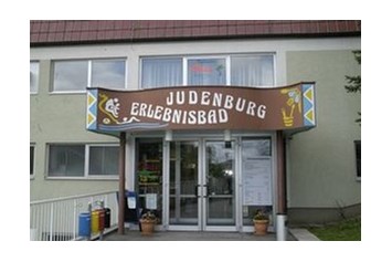 Wohnmobilstellplatz: Eingangsbereich Erlebnisbad Judenburg - Wohnmobil-Stellplatz beim Erlebnisbad Judenburg