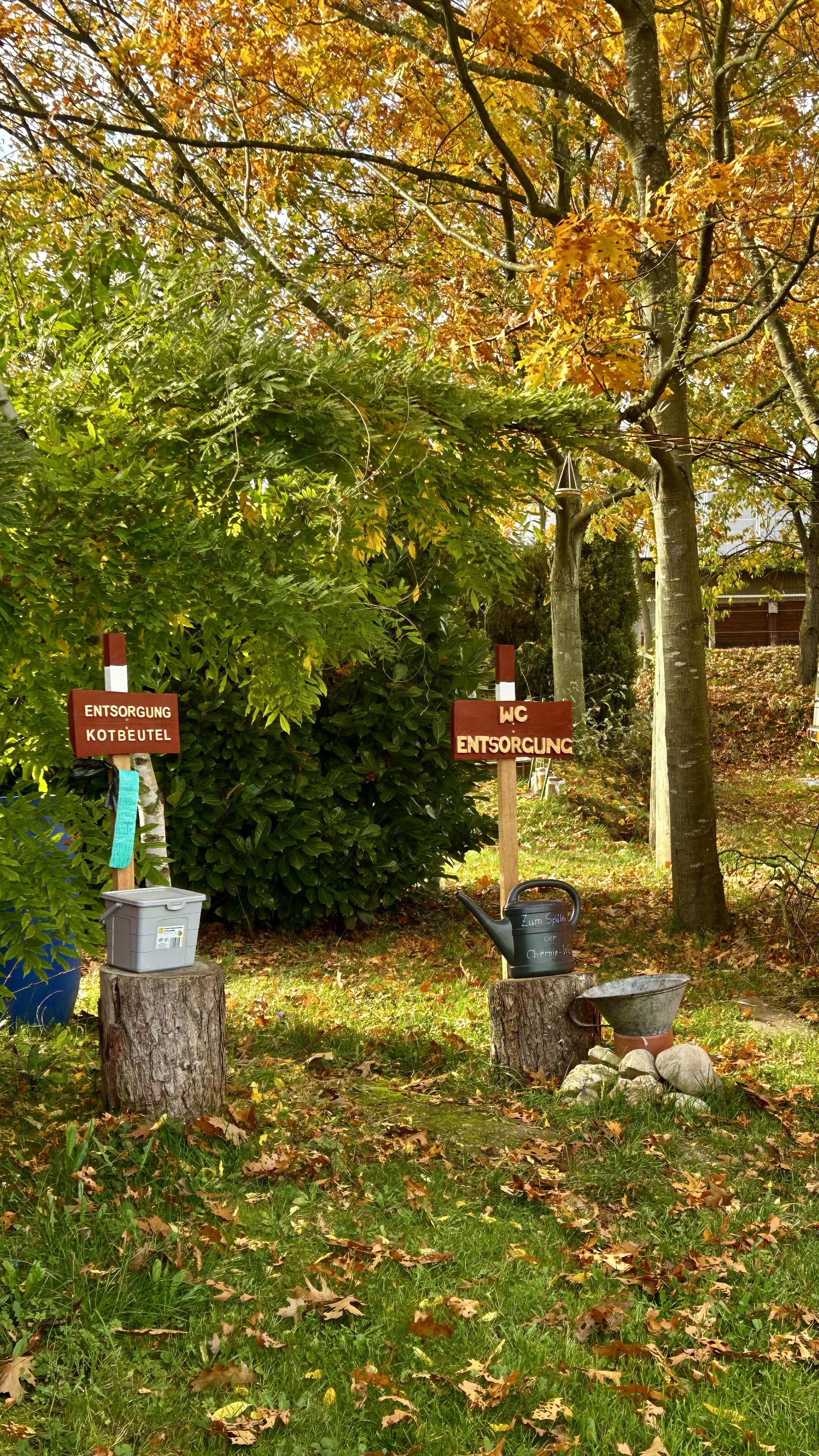 Wohnmobilstellplatz: Entsorgung WC / Hunde Kotbeuteleimer - Bioferienhof Loreley GbR