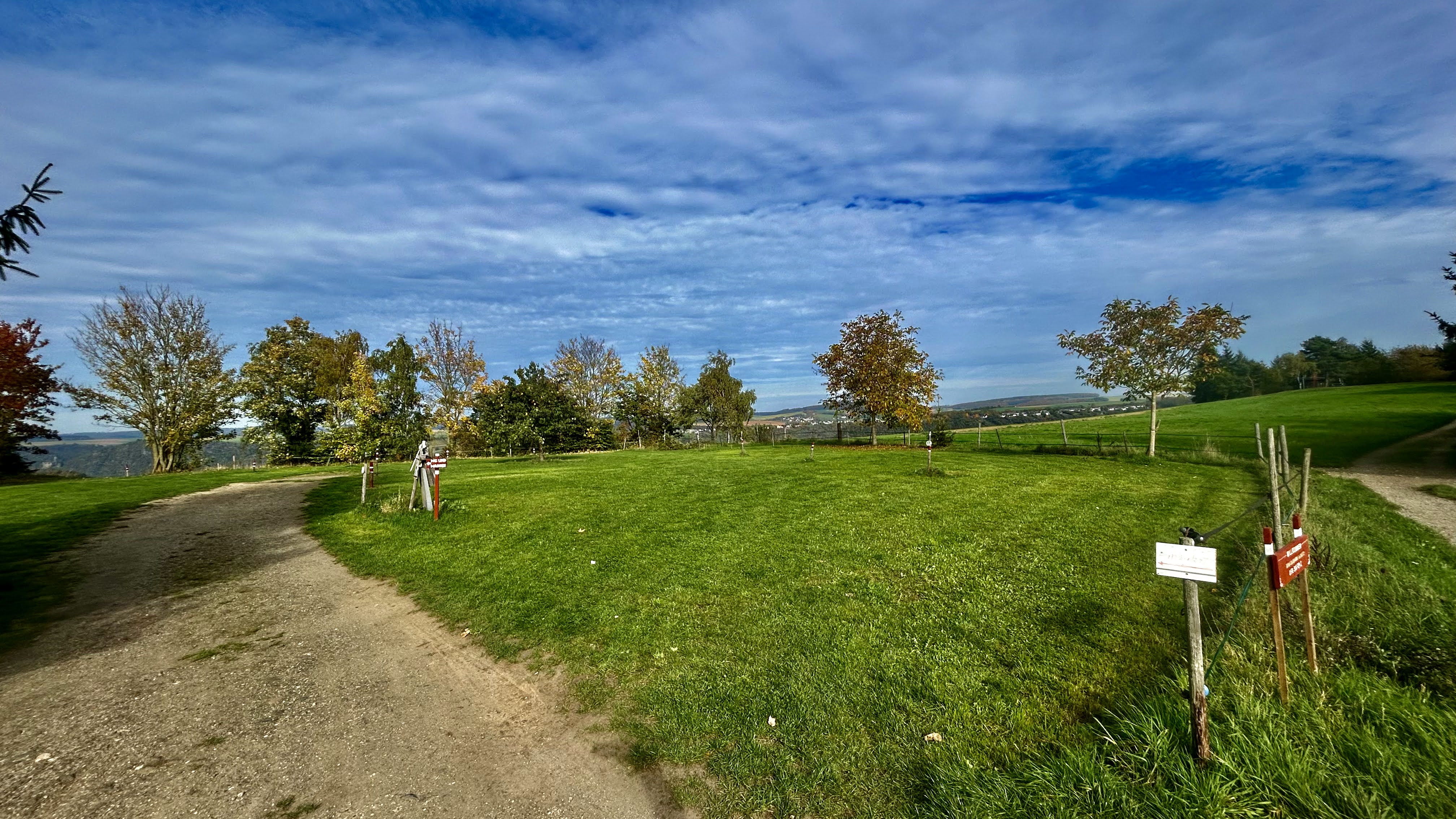 área camper - Rheinböllen - Einfahrt Stellplatz - Bioferienhof Loreley GbR