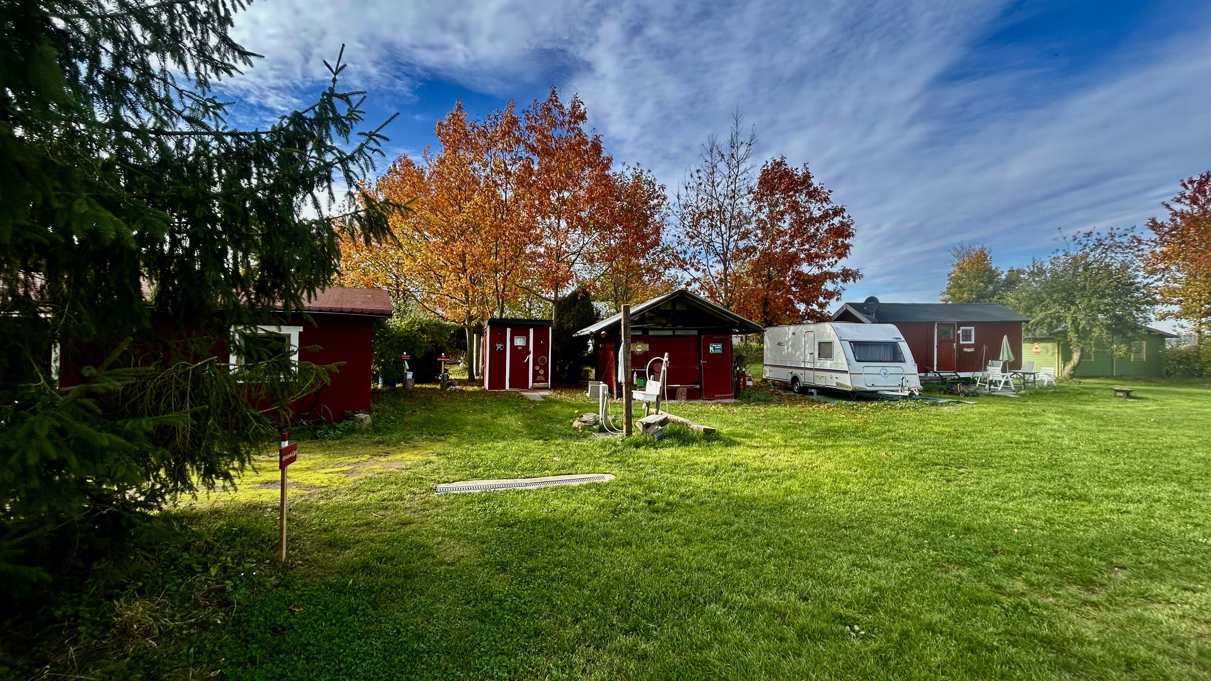 Wohnmobilstellplatz: Blick auf Versorgung und Tiny Wagen - Bioferienhof Loreley GbR