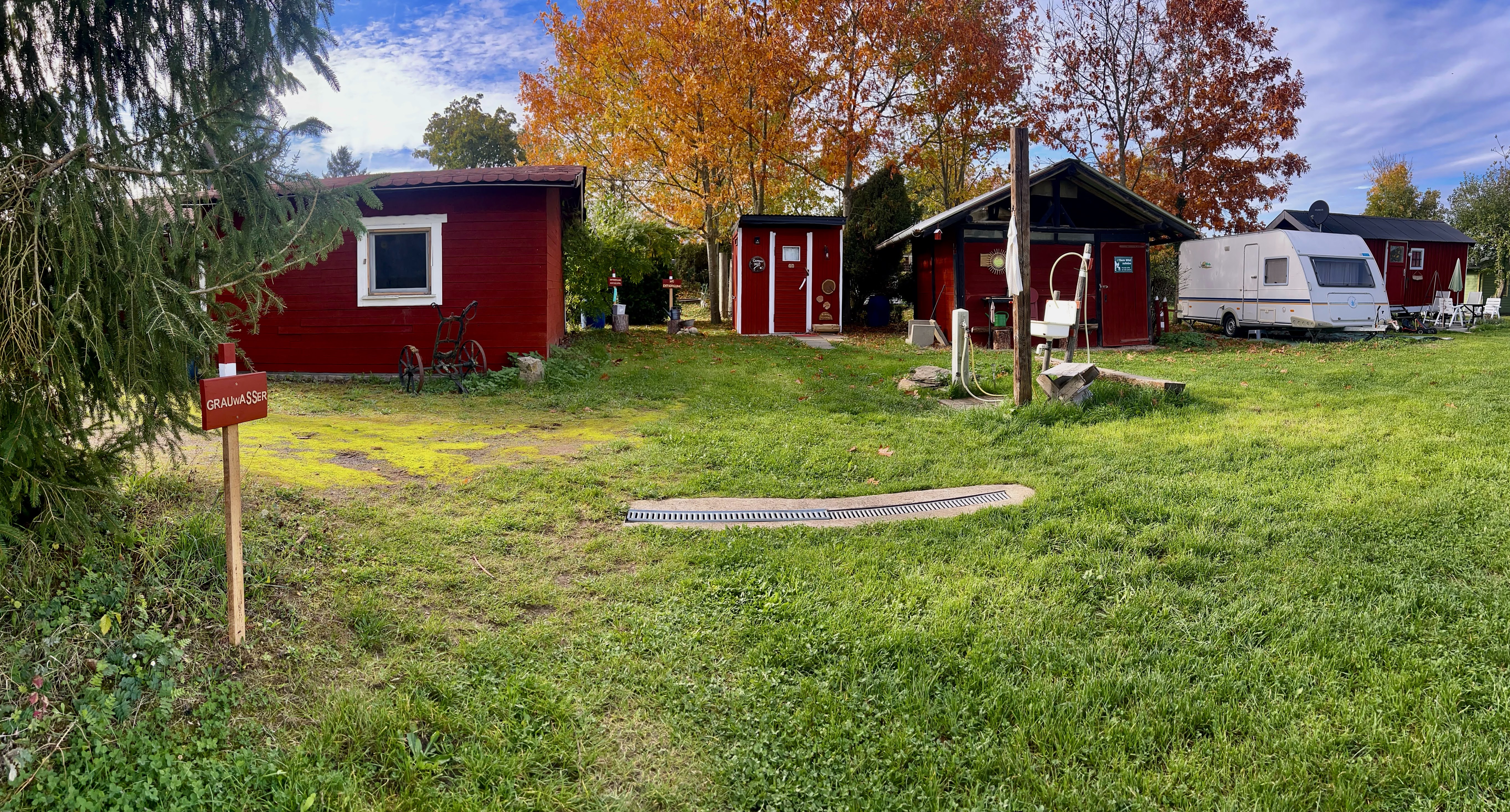Wohnmobilstellplatz: Blick auf die Versorgung und Entsorgungsstation - Bioferienhof Loreley GbR