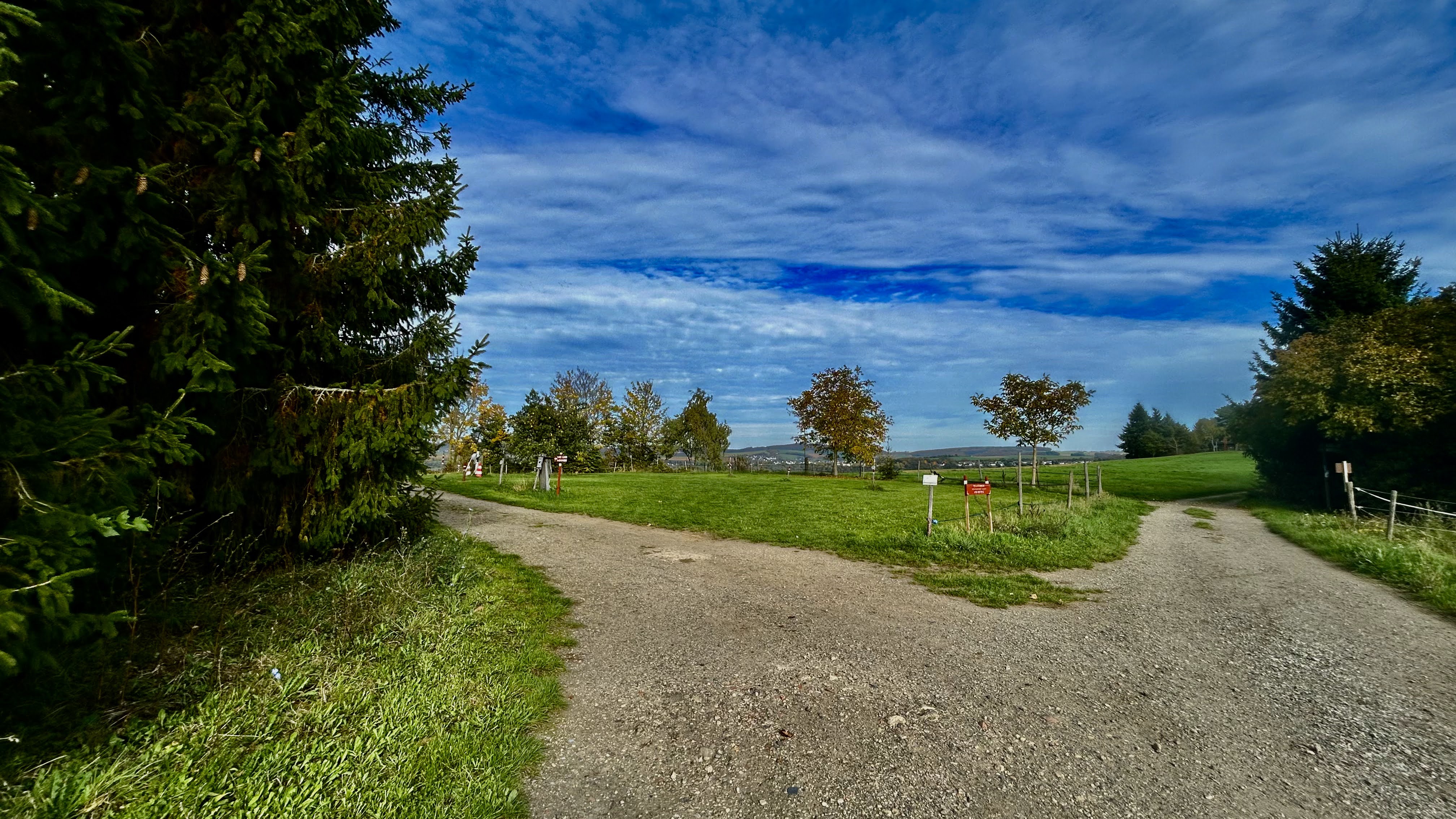 área camper - Rheinböllen - Einfahrt zum Stellplatz - Bioferienhof Loreley GbR