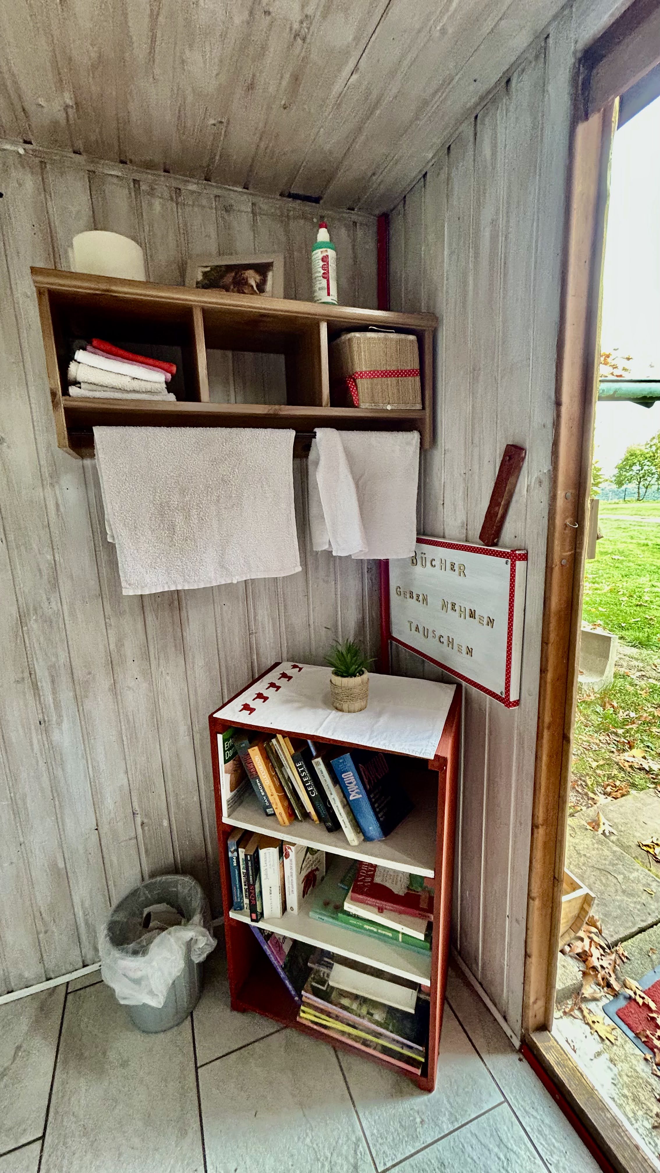 Wohnmobilstellplatz: Camper WC mit Leseecke - Bioferienhof Loreley GbR