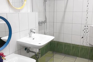Wohnmobilstellplatz: KINDERDUSCHE
Für unsere kleinen Gäste steht ein extra Kinderbad mit Dusche zur Verfügung - WOHNMOBIL STELLPLATZ HEIDENAU
