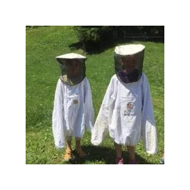 Wohnmobilstellplatz: Besuch von Kinder im Bienenhaus - Unsere kleine Farm 