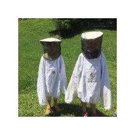 Wohnmobilstellplatz: Besuch von Kinder im Bienenhaus - Unsere kleine Farm 