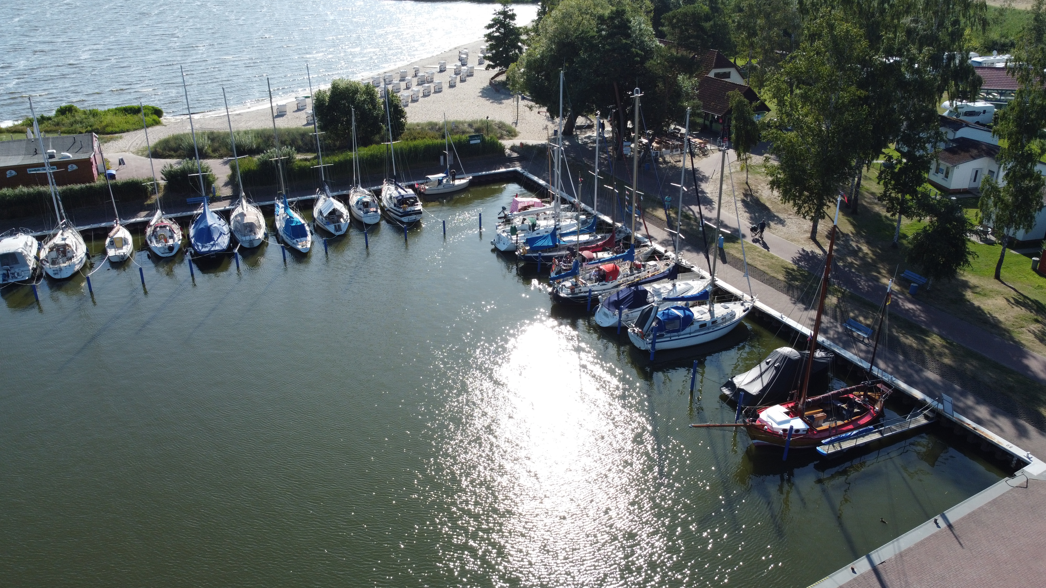 Wohnmobilstellplatz: Yachthafen und Strand  Mönkebude - Wohnmobilstellplätze am Yachthafen  Mönkebude