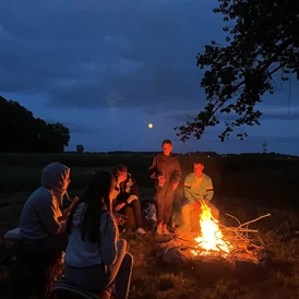 Wohnmobilstellplatz: Abends an der Lagerfeuerstelle. Brennholz gibt´s auf Anfrage - CrohnsHof - Südlage