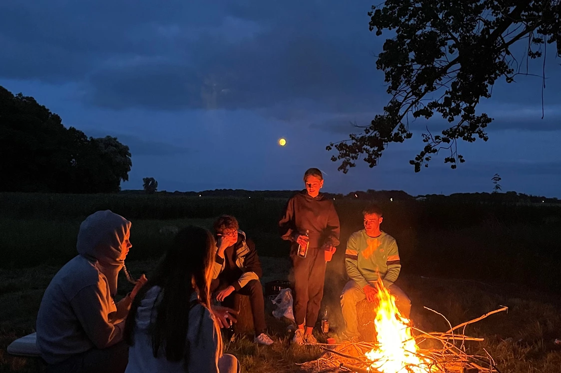 Wohnmobilstellplatz: Abends an der Lagerfeuerstelle. Brennholz gibt´s auf Anfrage - CrohnsHof - Südlage