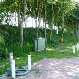 Wohnmobilstellplatz: Stellplätze am Wall, vorne im Bild Entsorgungseinheit - Stellplatz am Erikasee