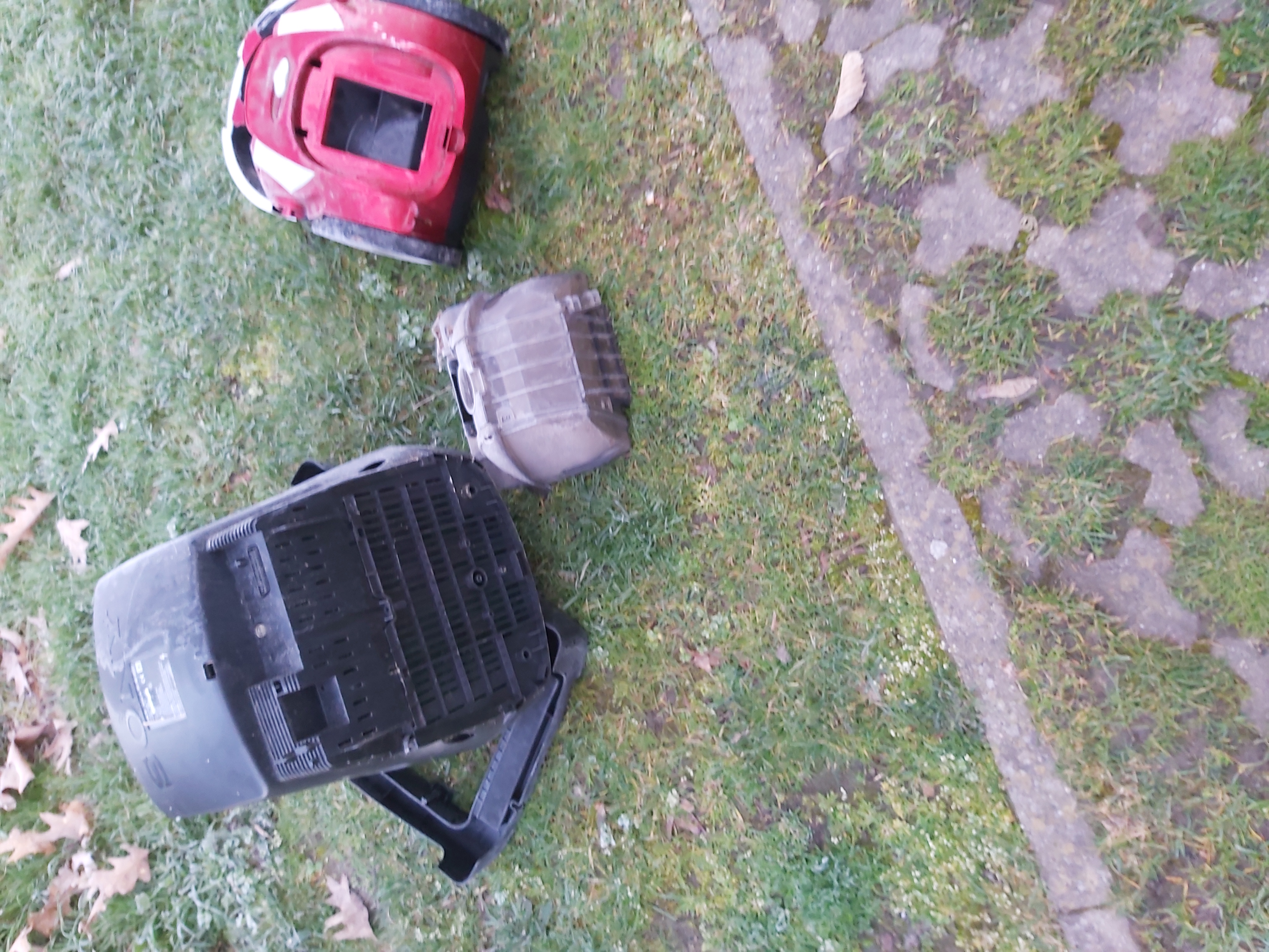 Wohnmobilstellplatz: Dieser Schrott wurde ins vor unsere Ausgangstür gelegt - Reisemobilstellplatz Rodewald