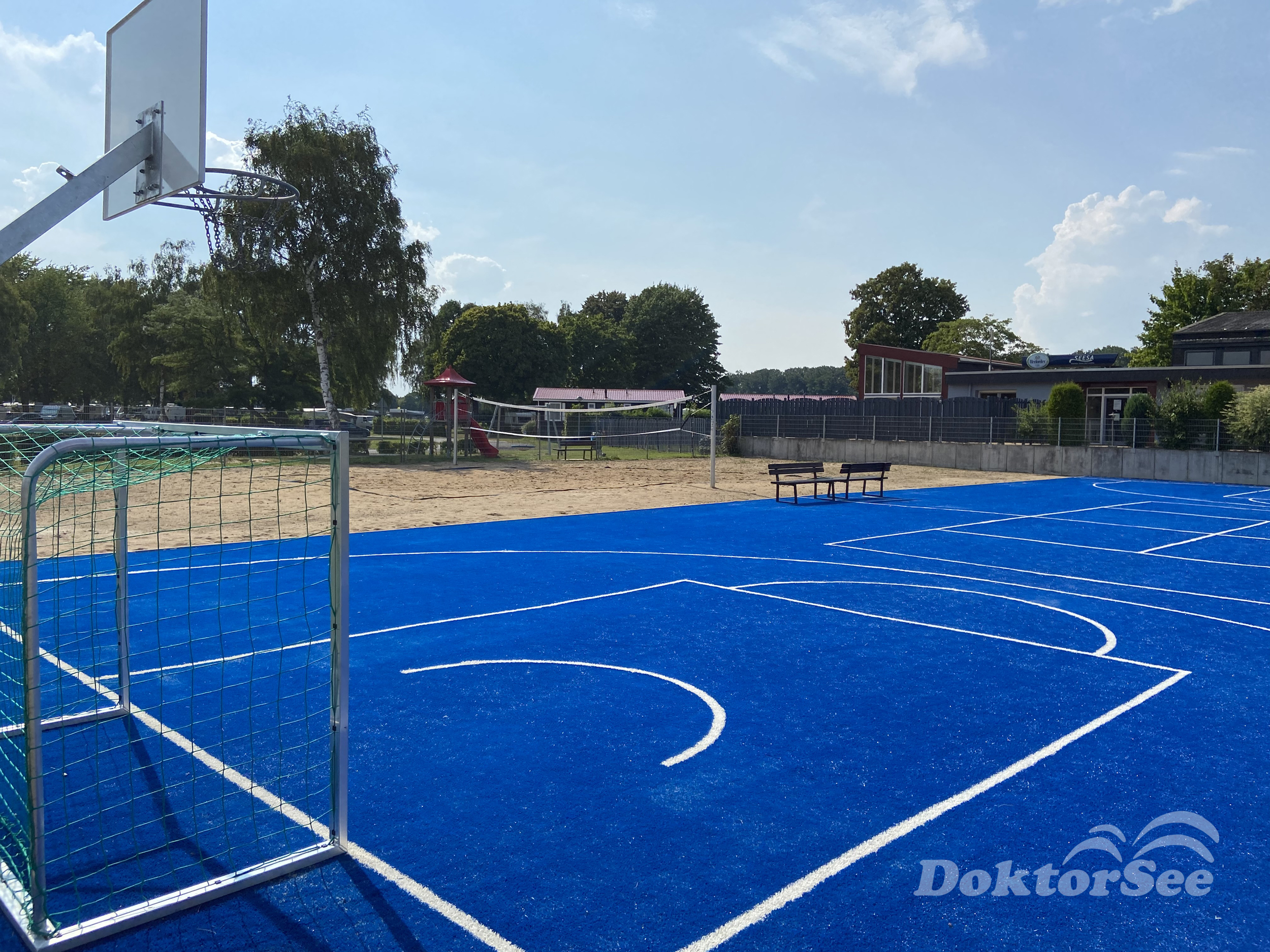 Wohnmobilstellplatz: Multifunktionssportplatz - Erholungsgebiet Doktorsee