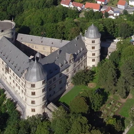 Wohnmobilstellplatz: Das Kreismuseum Wewelsburg beinhaltet zwei Museums-Abteilungen: Das regionalgeschichtliche "Historische Museum des Hochstifts Paderborn", welches sich der Geschichte des Paderborner Landes von den Anfängen der Besiedlung bis zum Ende des Hochstifts Paderborn 1802 widmet sowie die Erinnerungs- und Gedenkstätte "Wewelsburg 1933-1945", welche umfassend über die Geschichte der Schutzstaffel (SS) im Nationalsozialimus in Wewelsburg informiert. Träger des Kreismuseums Wewelsburg ist der Kreis Paderborn. - Parkplatz an der Afte