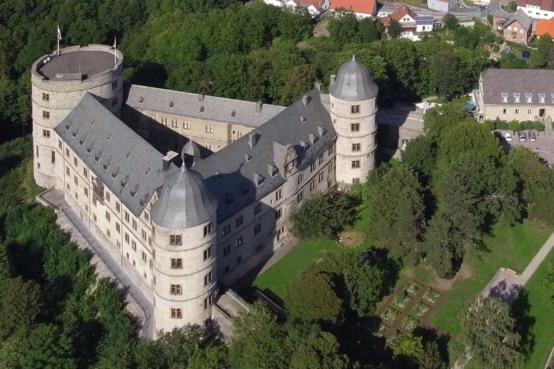 Wohnmobilstellplatz: Das Kreismuseum Wewelsburg beinhaltet zwei Museums-Abteilungen: Das regionalgeschichtliche "Historische Museum des Hochstifts Paderborn", welches sich der Geschichte des Paderborner Landes von den Anfängen der Besiedlung bis zum Ende des Hochstifts Paderborn 1802 widmet sowie die Erinnerungs- und Gedenkstätte "Wewelsburg 1933-1945", welche umfassend über die Geschichte der Schutzstaffel (SS) im Nationalsozialimus in Wewelsburg informiert. Träger des Kreismuseums Wewelsburg ist der Kreis Paderborn. - Parkplatz an der Afte