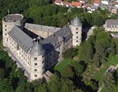 Wohnmobilstellplatz: Das Kreismuseum Wewelsburg beinhaltet zwei Museums-Abteilungen: Das regionalgeschichtliche "Historische Museum des Hochstifts Paderborn", welches sich der Geschichte des Paderborner Landes von den Anfängen der Besiedlung bis zum Ende des Hochstifts Paderborn 1802 widmet sowie die Erinnerungs- und Gedenkstätte "Wewelsburg 1933-1945", welche umfassend über die Geschichte der Schutzstaffel (SS) im Nationalsozialimus in Wewelsburg informiert. Träger des Kreismuseums Wewelsburg ist der Kreis Paderborn. - Parkplatz an der Afte