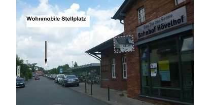 Plaza de aparcamiento para autocaravanas - Art des Stellplatz: eigenständiger Stellplatz - Gütersloh - Homepage http://www.hoevelhof.de - Stellplatz am Bahnhof Hövelhof