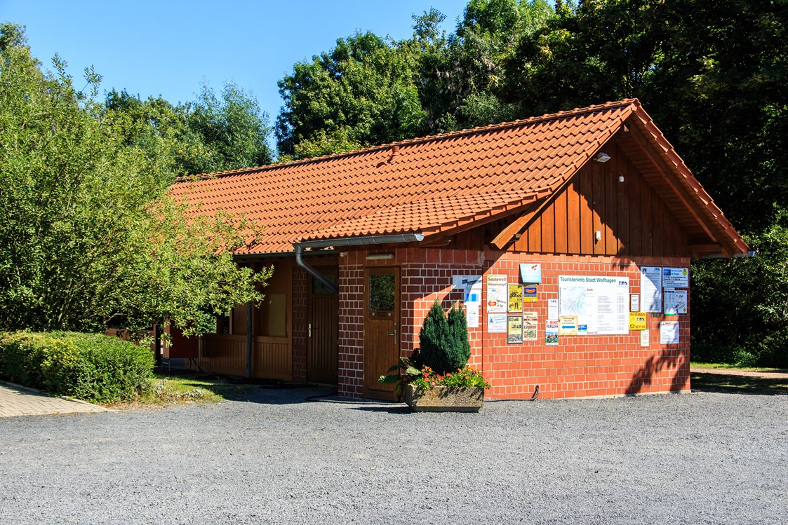 Wohnmobilstellplatz: Grillhütte mit Entsorgungsstation und zumietbarer Toilette und Dusche - Wohnmobilstellplatz Wolfhagen