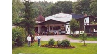 Reisemobilstellplatz - Wohnwagen erlaubt - Bebra - Eingang des Campingplatzes mit Gaststätte und Wintergarten - Ferienpark Wehrda