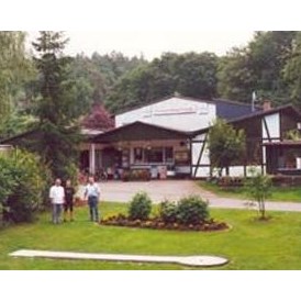 Wohnmobilstellplatz: Eingang des Campingplatzes mit Gaststätte und Wintergarten - Ferienpark Wehrda