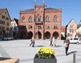 Wohnmobilstellplatz: Bildquelle:
http://www.tauberbischofsheim.de
Neugotisches Rathaus mit Glockenspiel, Marktplatz - 3 kostenfreie Wohnmobilstellplätze vor dem städtichen Freibad