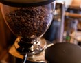Wohnmobilstellplatz: Kein Kaffeekocher zur Hand?
Null Problemo!
Bei uns im Hofladen kannst du dir selbst einen fairen Kaffee aus unserer Kolbenmaschine zubereiten.  - Wyssrüti's Genussplätze