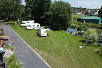 Wohnmobilstellplatz: Luftbild Wohnmobil Stellplätze mit dem 4m breiten befestigten Anfahrtsweg. - Wohnmobilstellplatz Hofemühle 6x12m Nr. 06