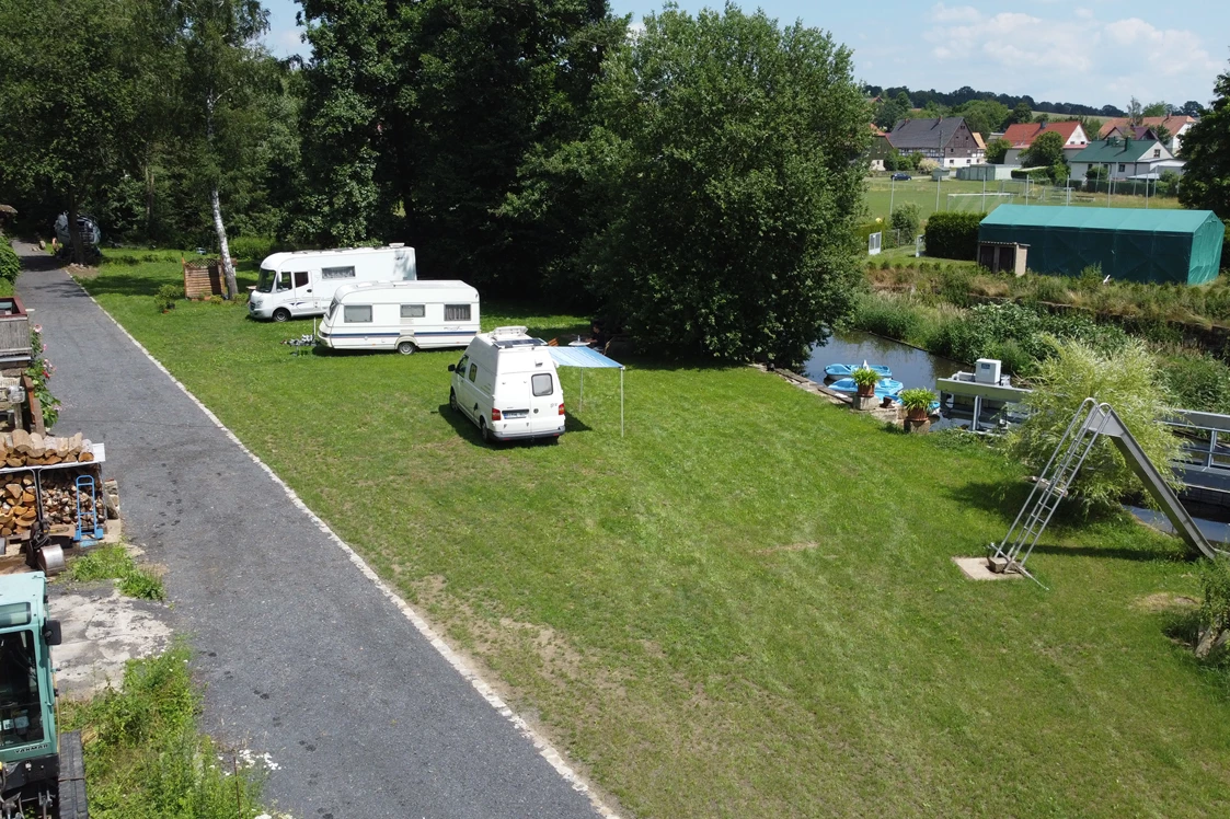 Wohnmobilstellplatz: Luftbild Wohnmobil Stellplätze mit dem 4m breiten befestigten Anfahrtsweg. - Wohnmobilstellplatz Hofemühle 6x12m Nr. 06