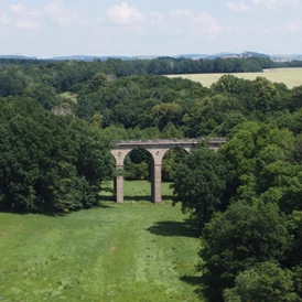 Wohnmobilstellplatz: Sandsteinviadukt mit Stolpen im Hintergrund - Wohnmobilstellplatz Hofemühle 6x12m Nr. 06