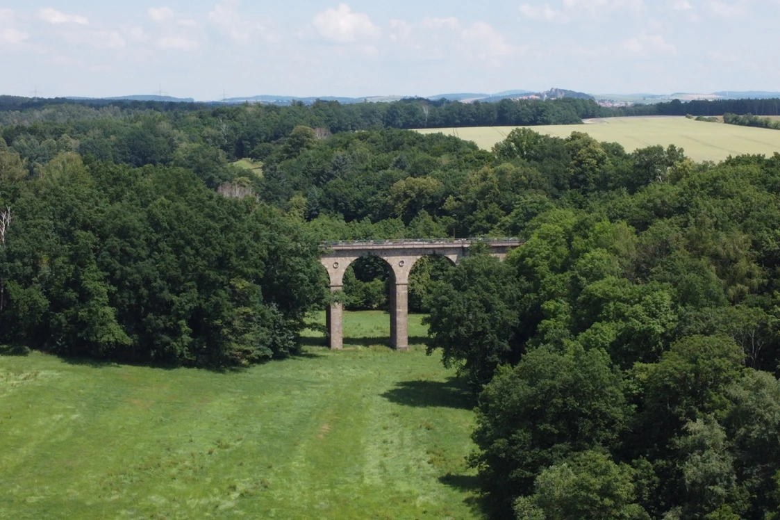 Wohnmobilstellplatz: Sandsteinviadukt mit Stolpen im Hintergrund - Wohnmobilstellplatz Hofemühle 6x12m Nr. 06