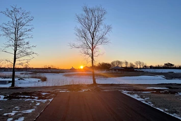 Wohnmobilstellplatz: Sonnenaufgang im Februar - Marsk Camp