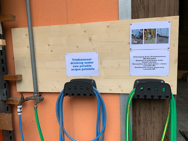 Wohnmobilstellplatz: Trinkwasser und Reinigungsschlau - Stellplatz Lampertji 6 Gampel