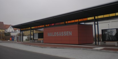 Reisemobilstellplatz - öffentliche Verkehrsmittel - Waldsassen - Stellplatz Waldsassen am Parkplatz P1